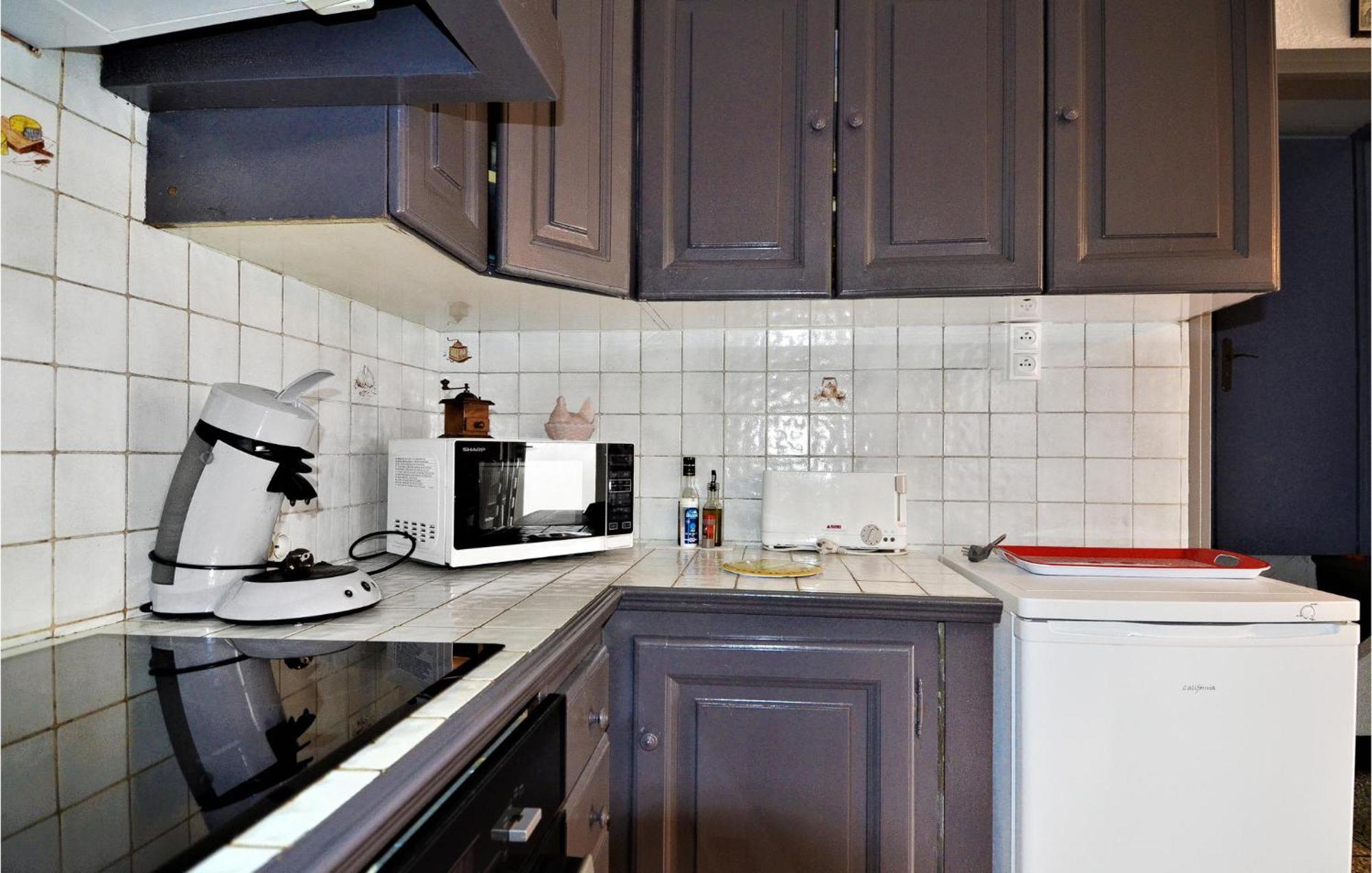 Lovely Home In Arles With Kitchen Eksteriør billede
